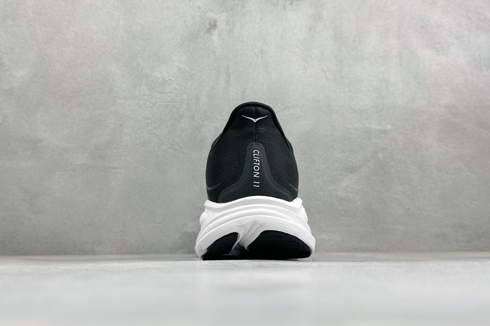 Hoka One One Clifton 11 克里夫顿系列 轻盈透气的针织网面跑鞋 货号：-BWHT 尺码：36-45