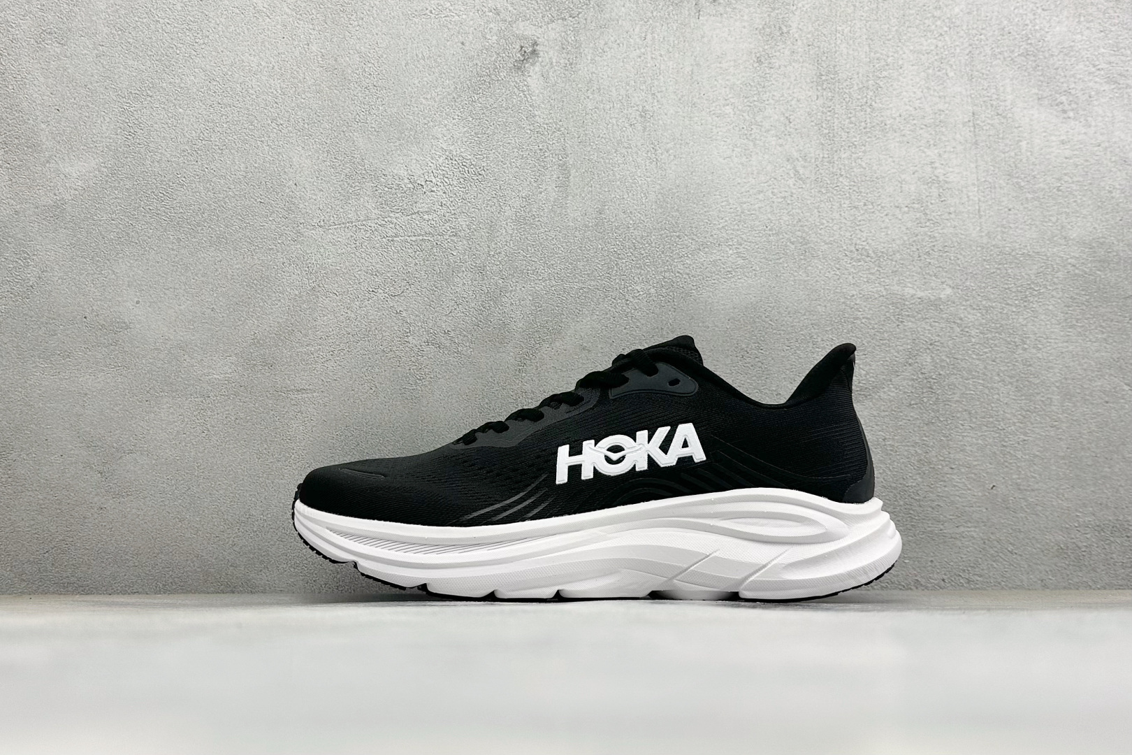 Hoka One One Clifton 11 克里夫顿系列 轻盈透气的针织网面跑鞋 货号：-BWHT 尺码：36-45