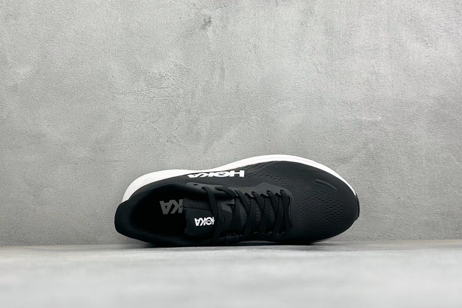 Hoka One One Clifton 11 克里夫顿系列 轻盈透气的针织网面跑鞋 货号：-BWHT 尺码：36-45
