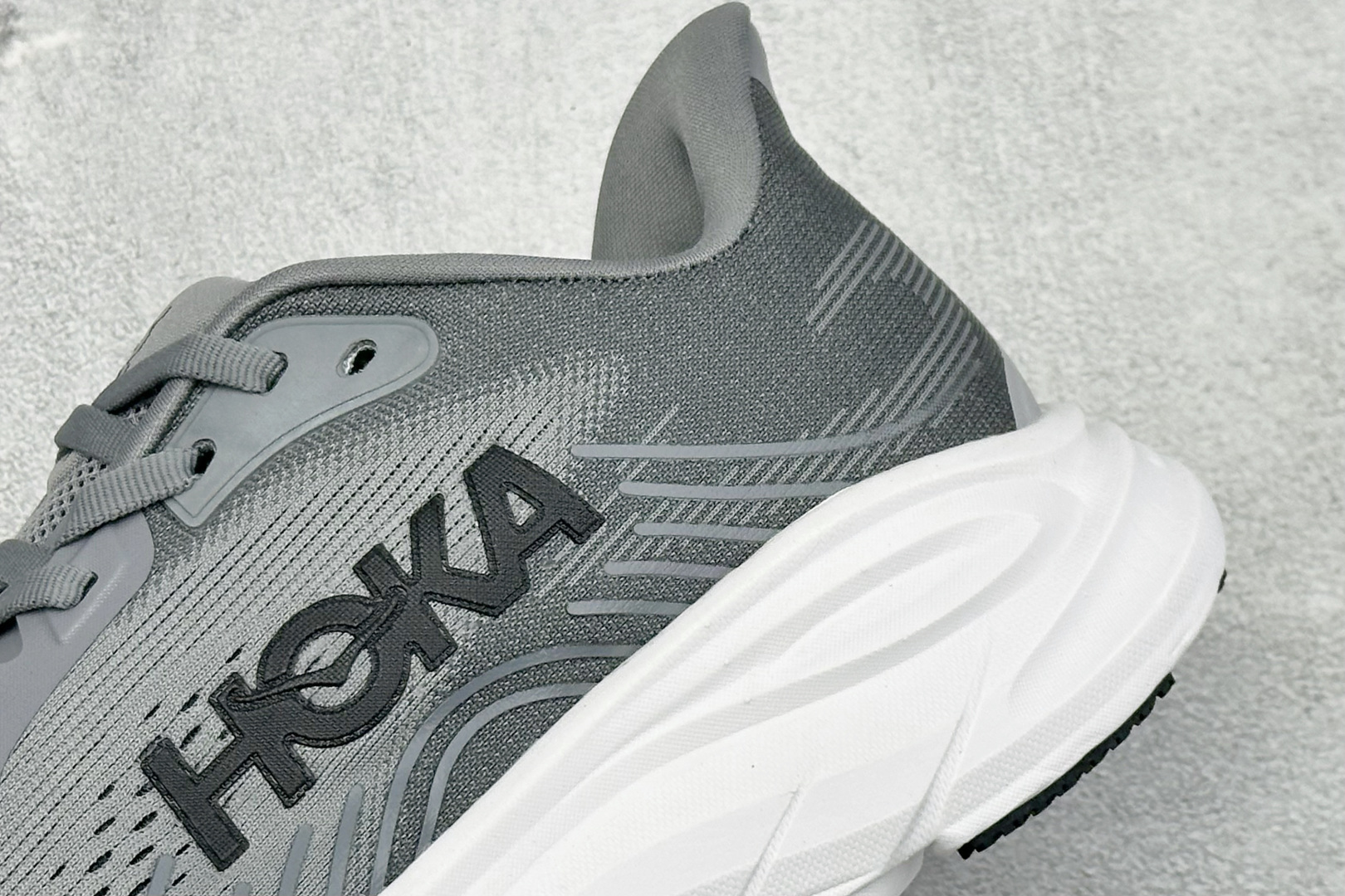 Hoka One One Clifton 11 克里夫顿系列 轻盈透气的针织网面跑鞋 货号：-GCTC 尺码：36-45