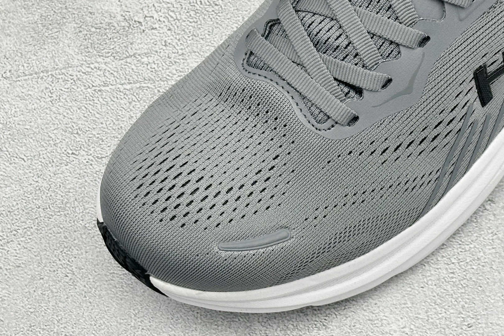 Hoka One One Clifton 11 克里夫顿系列 轻盈透气的针织网面跑鞋 货号：-GCTC 尺码：36-45