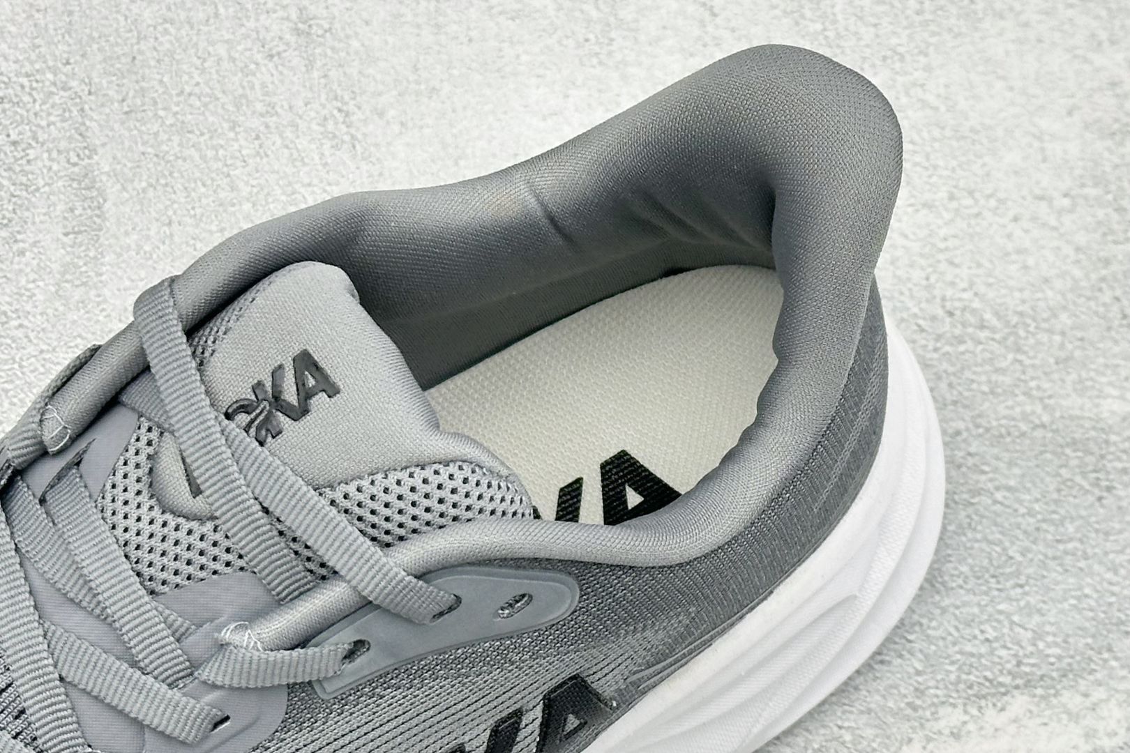 Hoka One One Clifton 11 克里夫顿系列 轻盈透气的针织网面跑鞋 货号：-GCTC 尺码：36-45