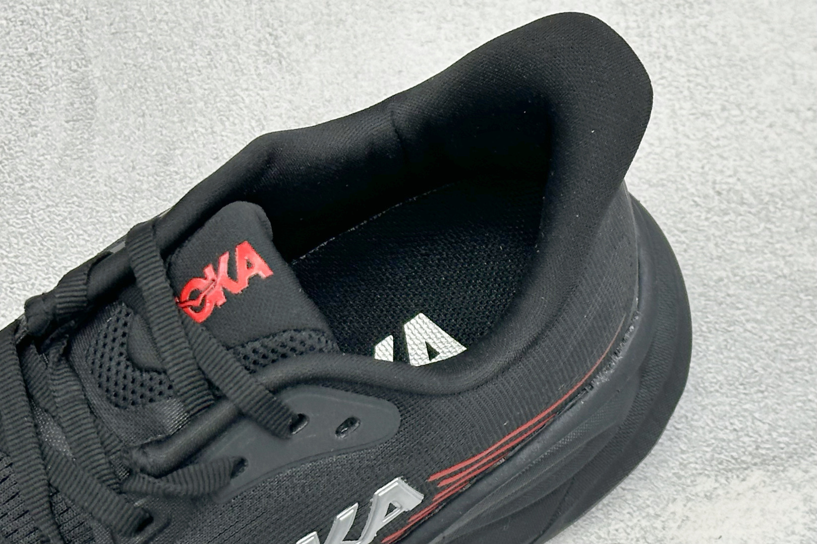 Hoka One One Clifton 11 克里夫顿系列 轻盈透气的针织网面跑鞋 货号：-BLCKP 尺码：36-4