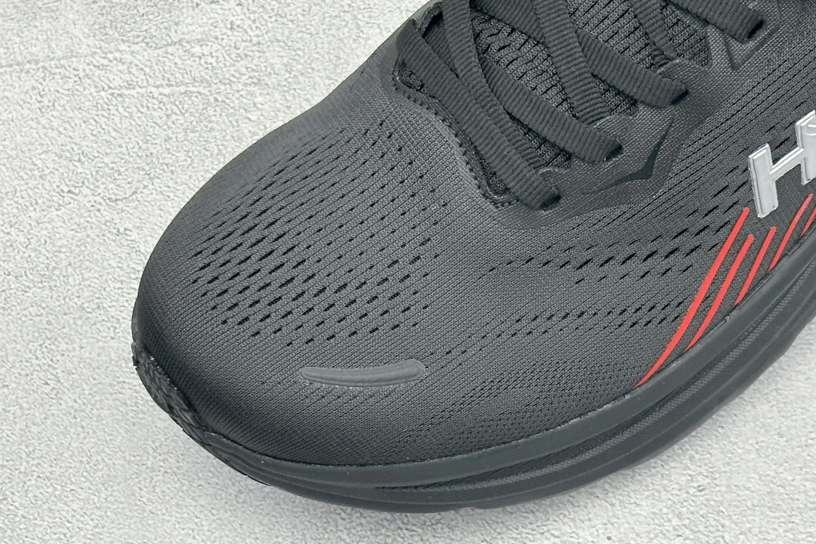 Hoka One One Clifton 11 克里夫顿系列 轻盈透气的针织网面跑鞋 货号：-BLCKP 尺码：36-4