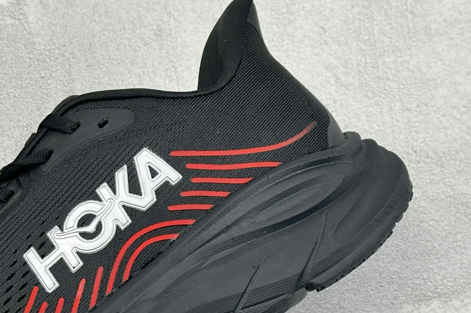 Hoka One One Clifton 11 克里夫顿系列 轻盈透气的针织网面跑鞋 货号：-BLCKP 尺码：36-4