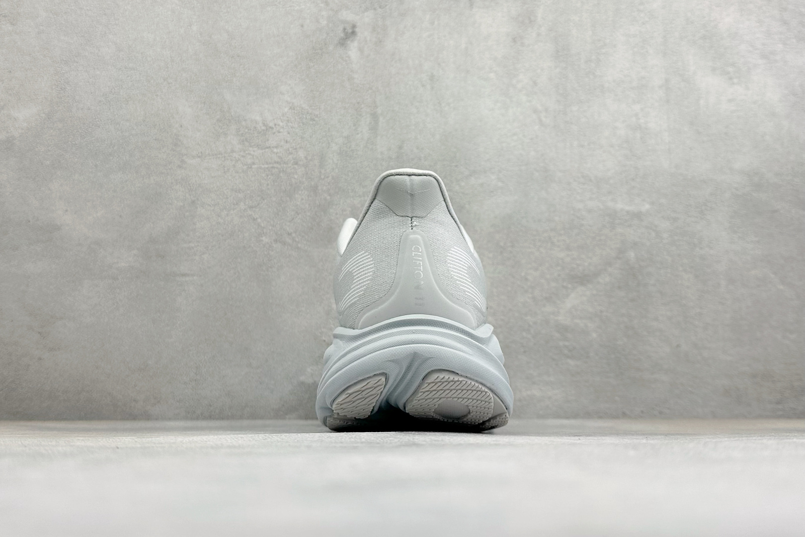 Hoka One One Clifton 11 克里夫顿系列 轻盈透气的针织网面跑鞋  货号：-STMN 尺码：36-4