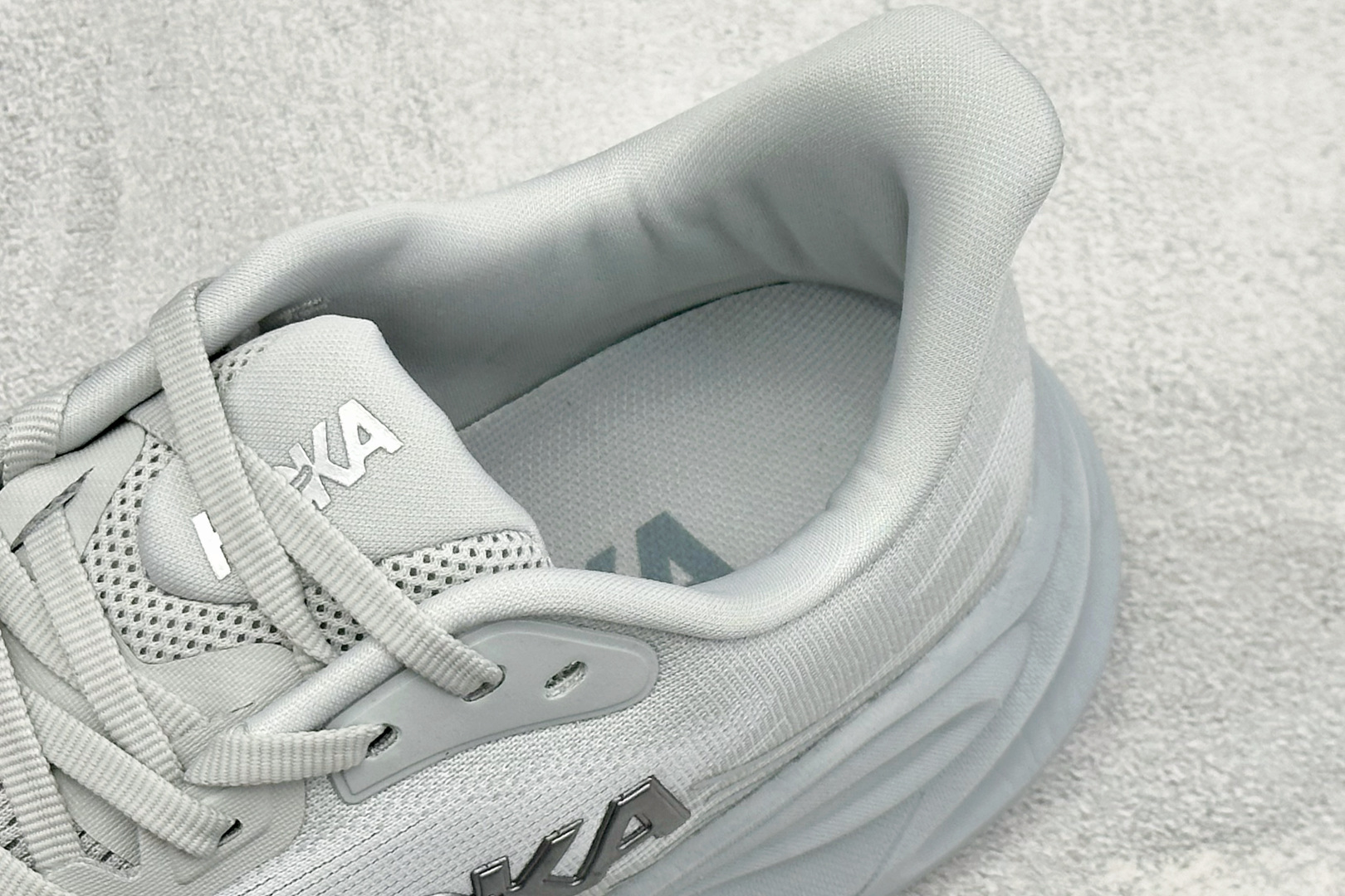 Hoka One One Clifton 11 克里夫顿系列 轻盈透气的针织网面跑鞋  货号：-STMN 尺码：36-4