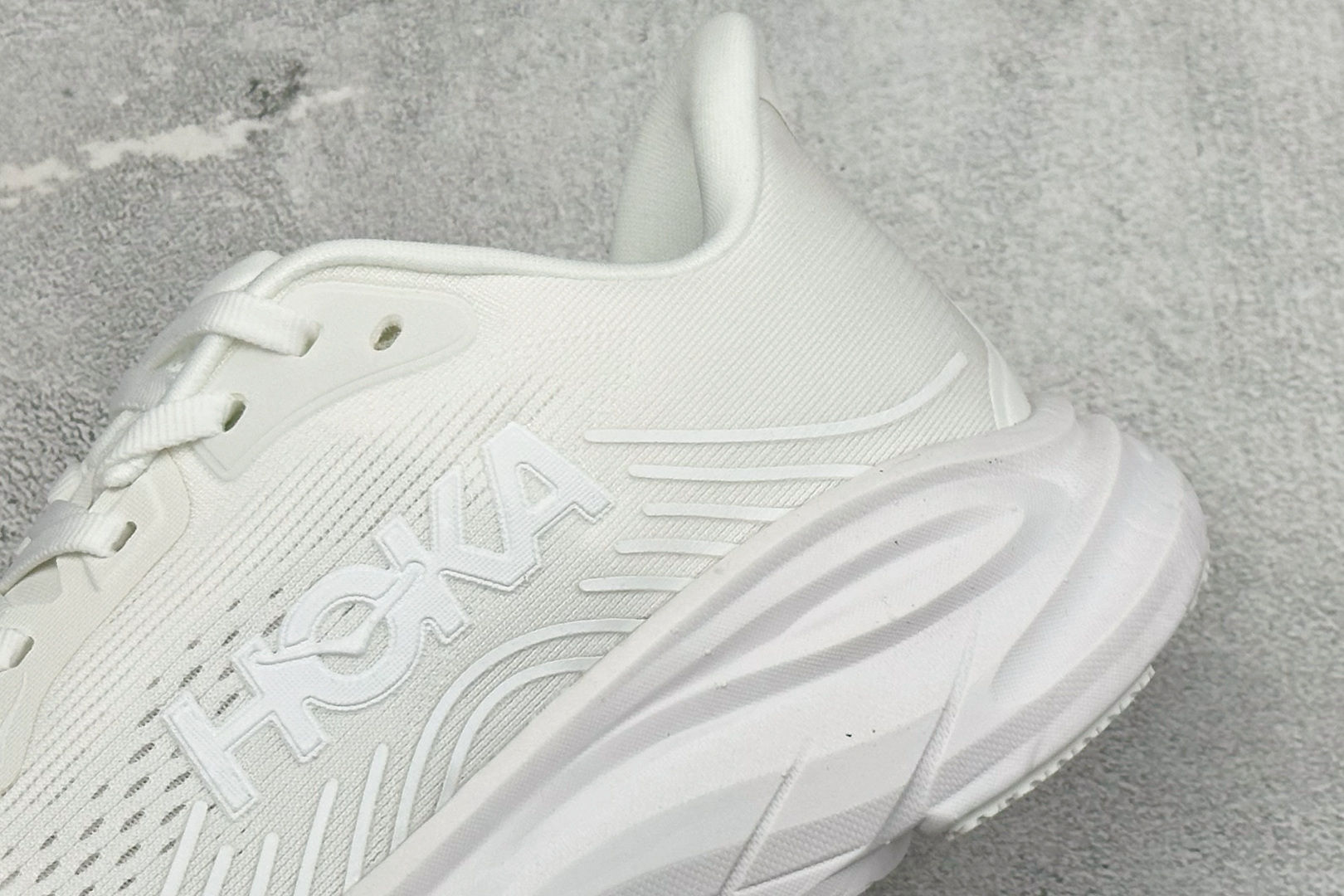 Hoka One One Clifton 11 克里夫顿系列 轻盈透气的针织网面跑鞋 货号：-WWH 尺码：36-45 