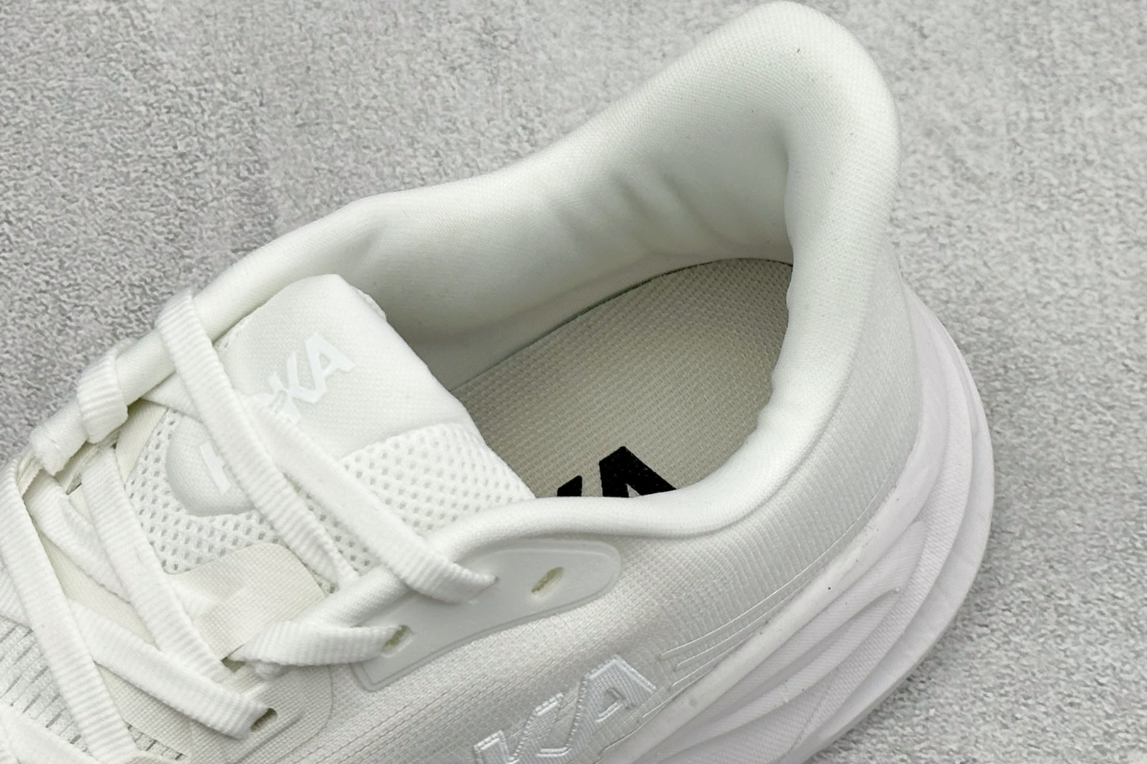 Hoka One One Clifton 11 克里夫顿系列 轻盈透气的针织网面跑鞋 货号：-WWH 尺码：36-45 