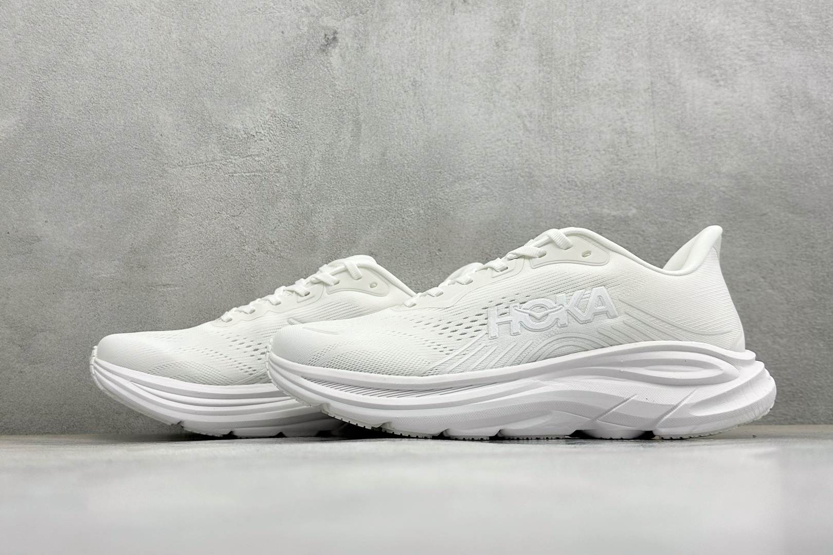 Hoka One One Clifton 11 克里夫顿系列 轻盈透气的针织网面跑鞋 货号：-WWH 尺码：36-45 