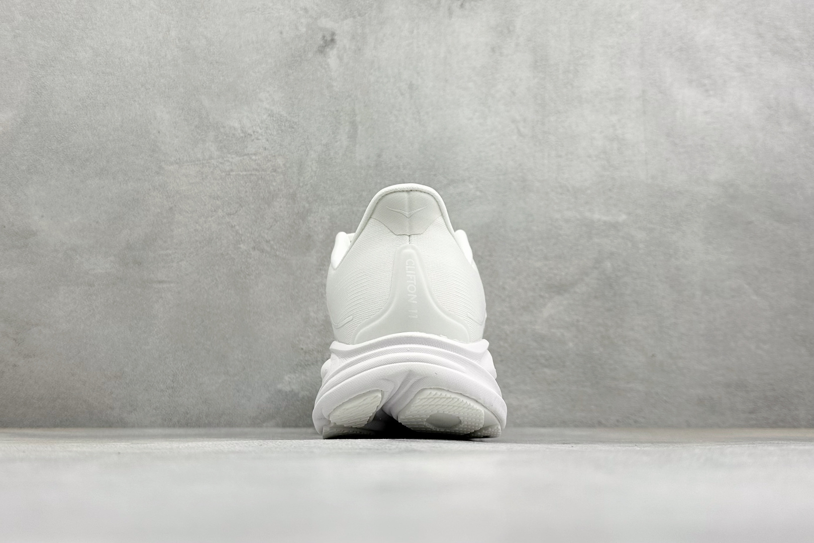 Hoka One One Clifton 11 克里夫顿系列 轻盈透气的针织网面跑鞋 货号：-WWH 尺码：36-45 