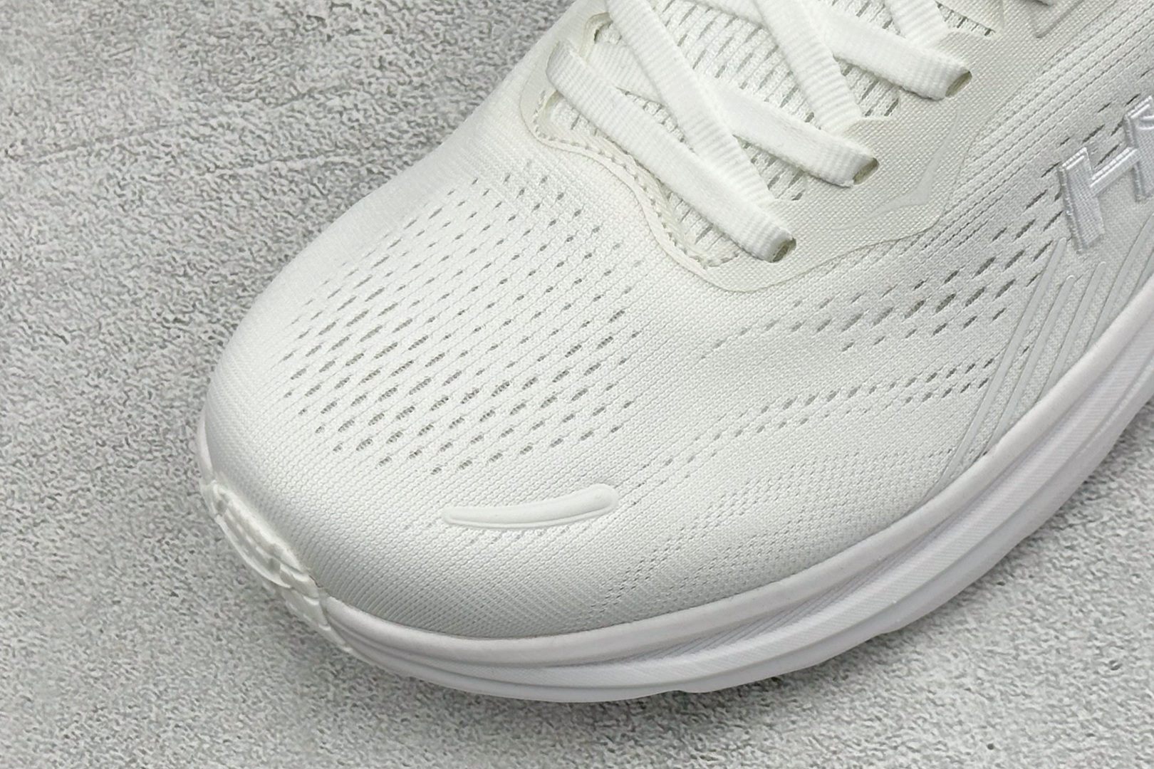 Hoka One One Clifton 11 克里夫顿系列 轻盈透气的针织网面跑鞋 货号：-WWH 尺码：36-45 