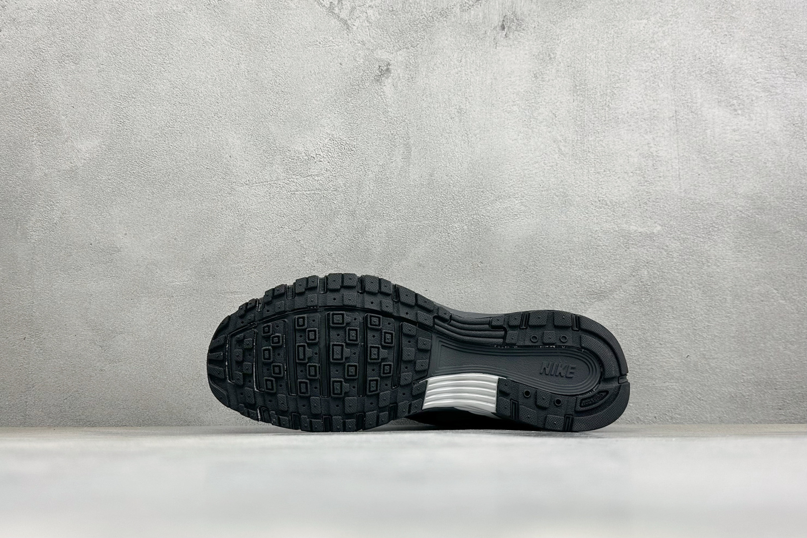 NIKE P-9000 复古休闲 耐克 低帮休闲城市通勤跑步鞋 货号: IZ4751-002 尺码: 36-45没半码 