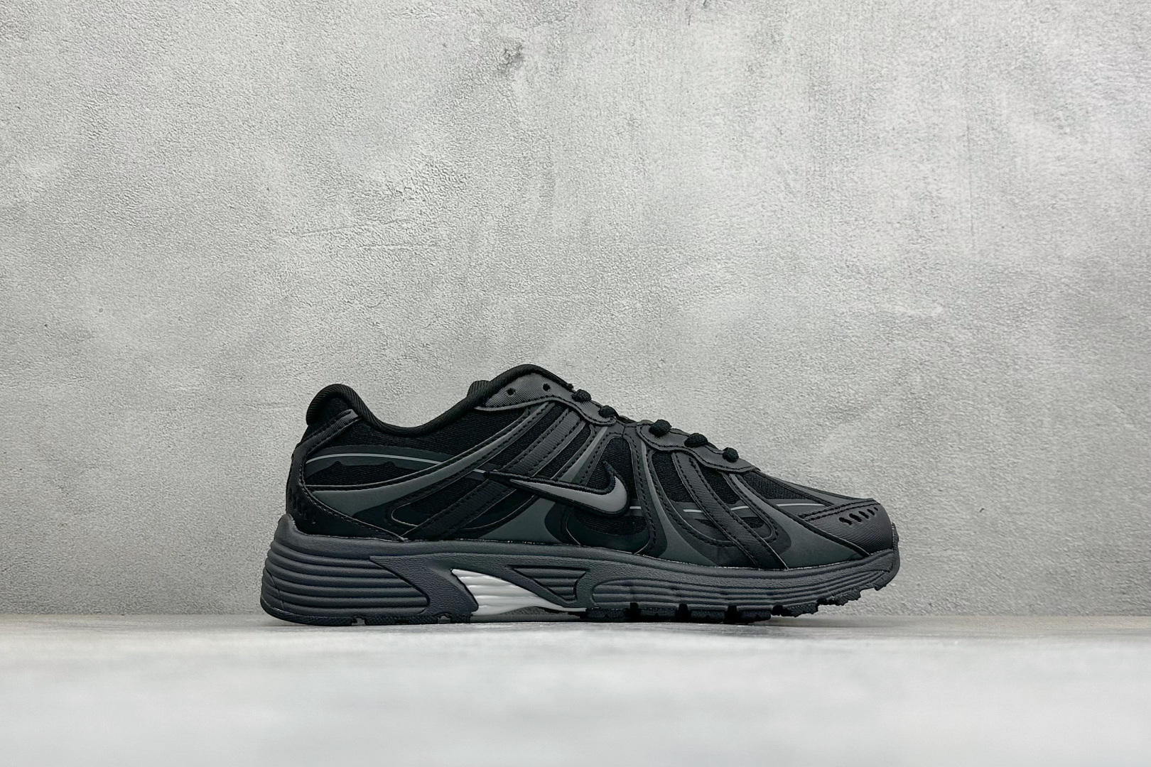 NIKE P-9000 复古休闲 耐克 低帮休闲城市通勤跑步鞋 货号: IZ4751-002 尺码: 36-45没半码 