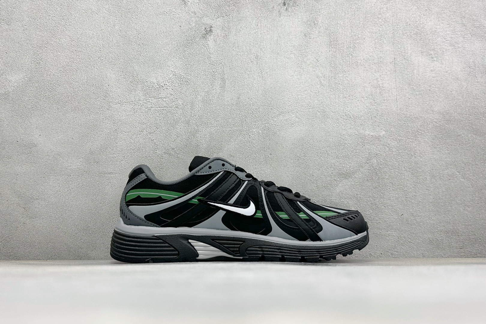 NIKE P-9000 复古休闲 耐克 低帮休闲城市通勤跑步鞋 货号: IZ4752-004 尺码: 36-45没半码 