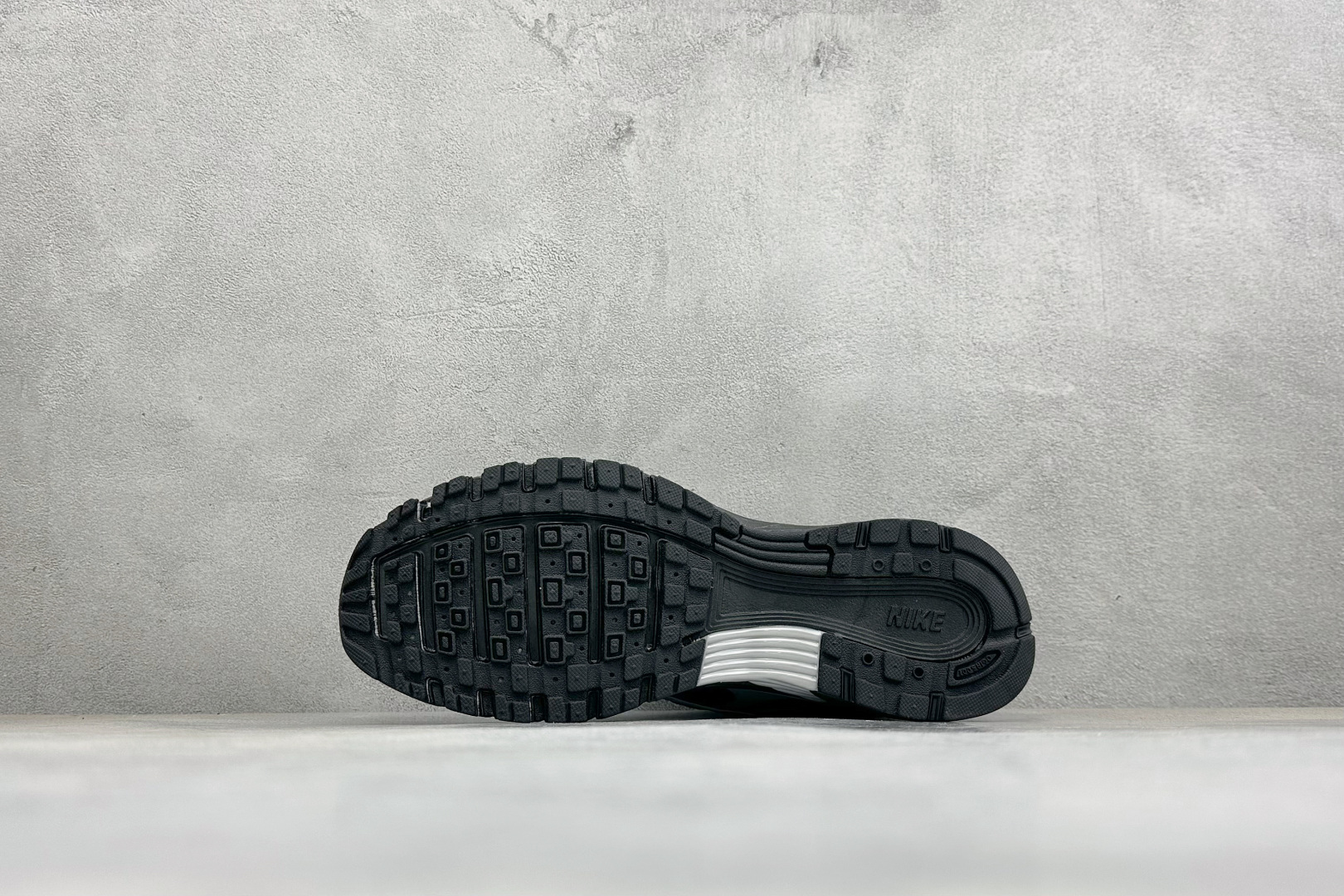 NIKE P-9000 复古休闲 耐克 低帮休闲城市通勤跑步鞋 货号: IZ4752-004 尺码: 36-45没半码 