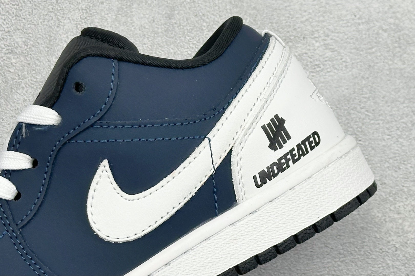 潮范出击 吸睛利器 AIR JORDAN 1,低帮AJ1藏蓝白撞色设计复古感拉满,利落皮革鞋面质感扎实,侧边印有UNDE 潮范出击 吸睛利器 AIR JORDAN 1,低帮AJ1藏蓝白撞色设计复古感拉满,利落皮革鞋面质感扎实,侧边印有UNDE