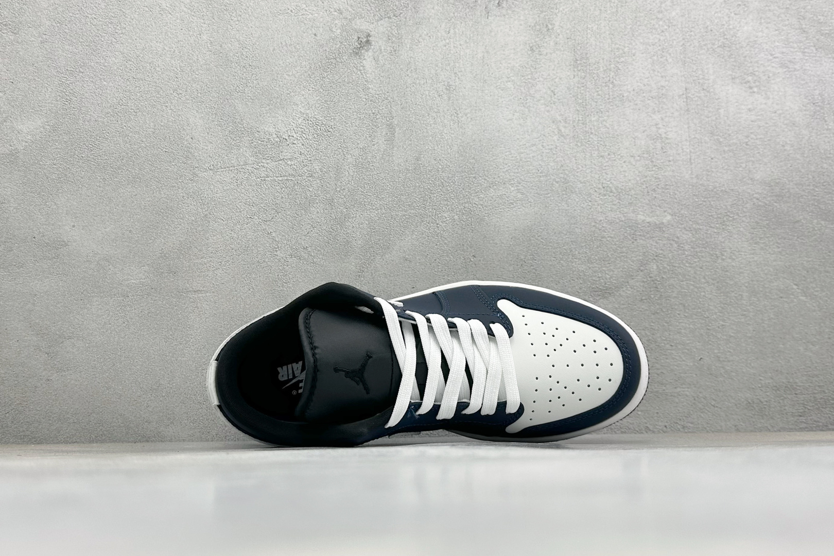 潮范出击 吸睛利器 AIR JORDAN 1,低帮AJ1藏蓝白撞色设计复古感拉满,利落皮革鞋面质感扎实,侧边印有UNDE 潮范出击 吸睛利器 AIR JORDAN 1,低帮AJ1藏蓝白撞色设计复古感拉满,利落皮革鞋面质感扎实,侧边印有UNDE