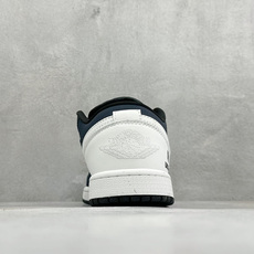 潮范出击 吸睛利器 AIR JORDAN 1,低帮AJ1藏蓝白撞色设计复古感拉满,利落皮革鞋面质感扎实,侧边印有UNDE 潮范出击 吸睛利器 AIR JORDAN 1,低帮AJ1藏蓝白撞色设计复古感拉满,利落皮革鞋面质感扎实,侧边印有UNDE