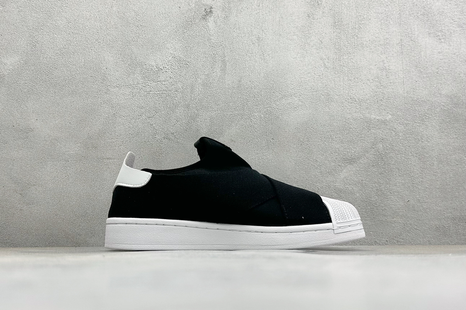 福利特价 阿迪达斯十字交叉绑带Adidas SUPERSTAR SLIP ON W S 贝壳头 十字交叉绑带 白山联名款 福利特价 阿迪达斯十字交叉绑带Adidas SUPERSTAR SLIP ON W S 贝壳头 十字交叉绑带 白山联名款