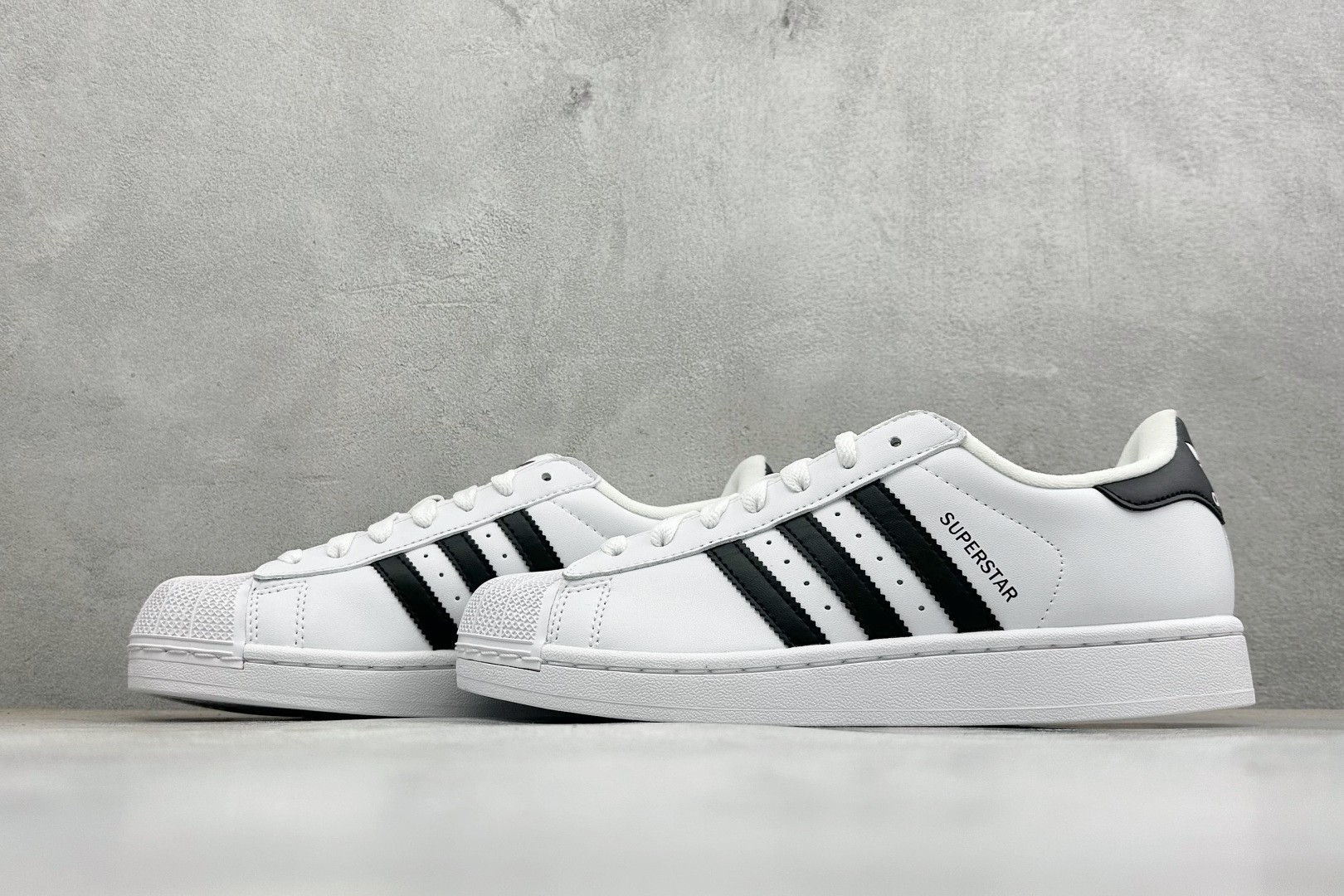 S2AD Originals Superstar 2 贝壳头白黑休闲板鞋 采用全新头层拼接皮革材质 后跟采用特色3D立体 S2AD Originals Superstar 2 贝壳头白黑休闲板鞋 采用全新头层拼接皮革材质 后跟采用特色3D立体