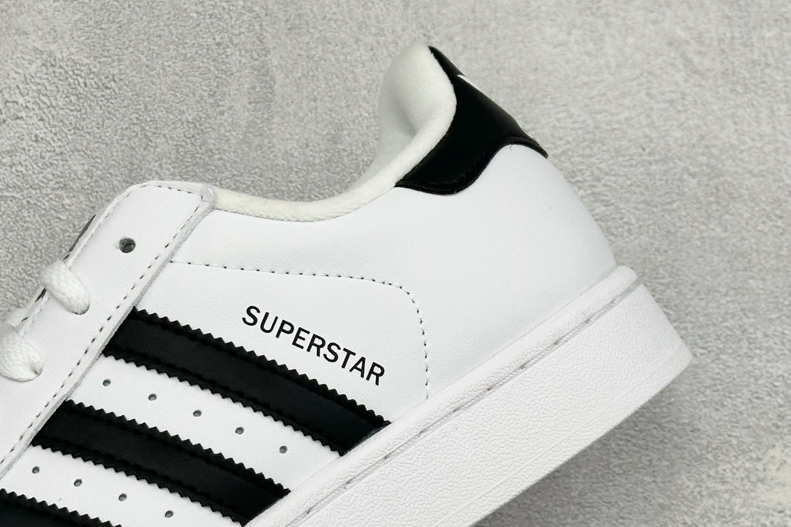 S2AD Originals Superstar 2 贝壳头白黑休闲板鞋 采用全新头层拼接皮革材质 后跟采用特色3D立体 S2AD Originals Superstar 2 贝壳头白黑休闲板鞋 采用全新头层拼接皮革材质 后跟采用特色3D立体