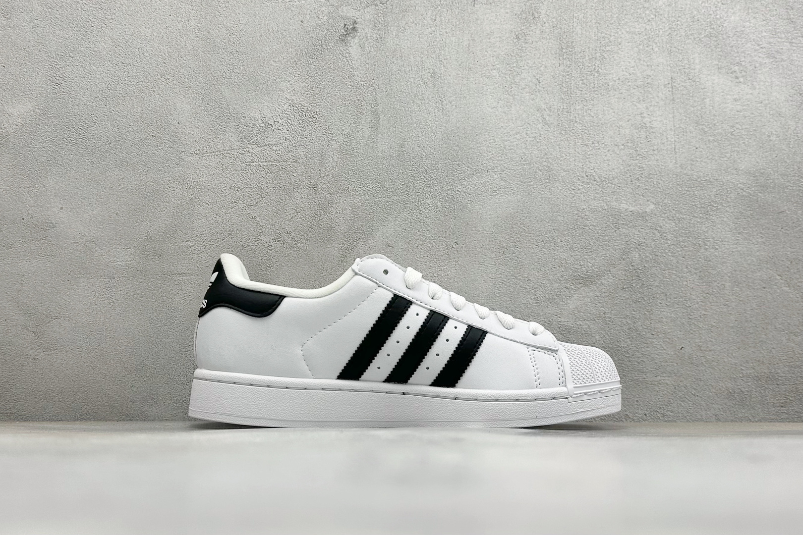 S2AD Originals Superstar 2 贝壳头白黑休闲板鞋 采用全新头层拼接皮革材质 后跟采用特色3D立体 S2AD Originals Superstar 2 贝壳头白黑休闲板鞋 采用全新头层拼接皮革材质 后跟采用特色3D立体