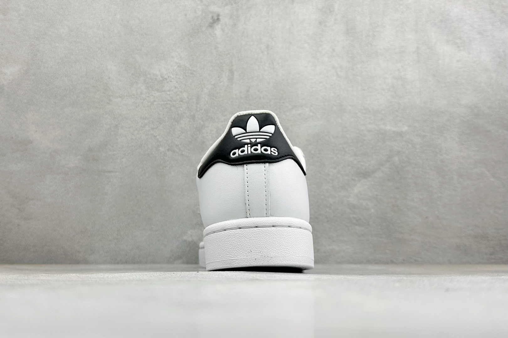 S2AD Originals Superstar 2 贝壳头白黑休闲板鞋 采用全新头层拼接皮革材质 后跟采用特色3D立体 S2AD Originals Superstar 2 贝壳头白黑休闲板鞋 采用全新头层拼接皮革材质 后跟采用特色3D立体