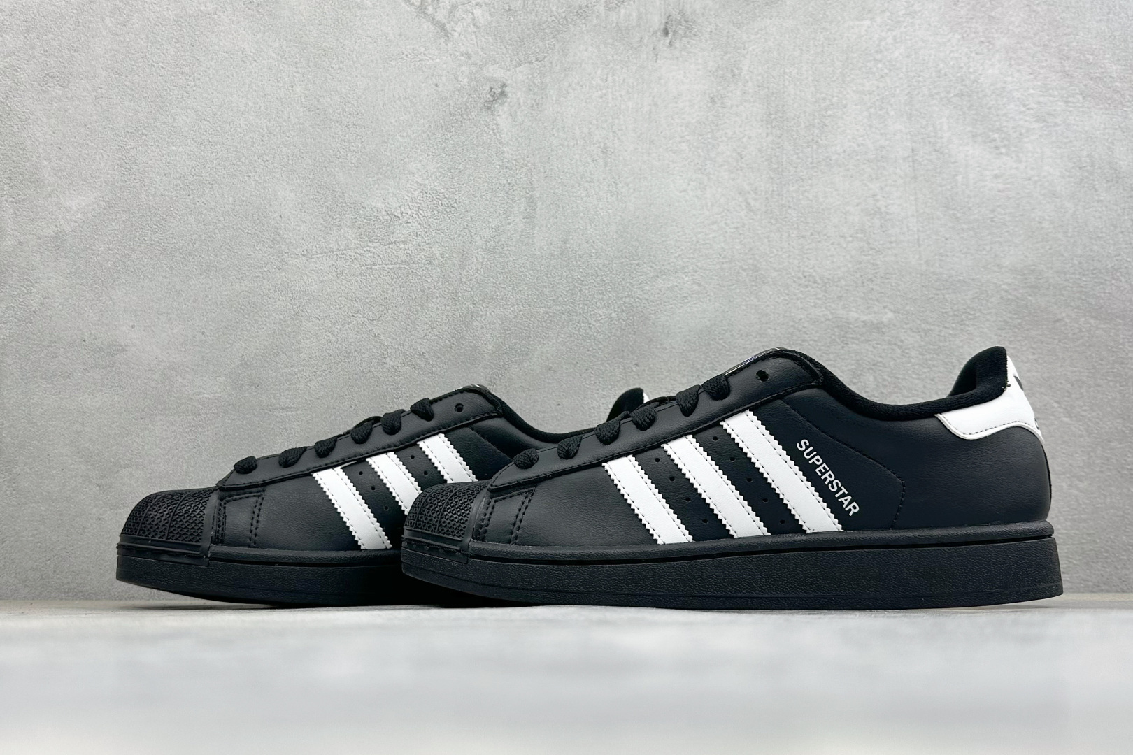S2AD Originals Superstar 2 贝壳头黑白休闲板鞋 采用全新头层拼接皮革材质 后跟采用特色3D立体