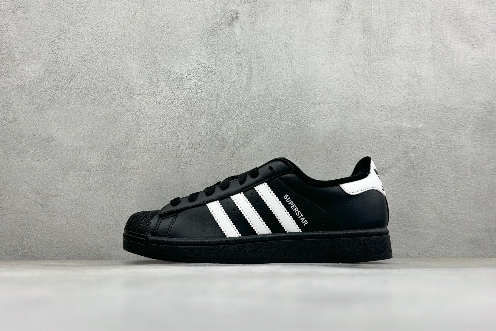S2AD Originals Superstar 2 贝壳头黑白休闲板鞋 采用全新头层拼接皮革材质 后跟采用特色3D立体
