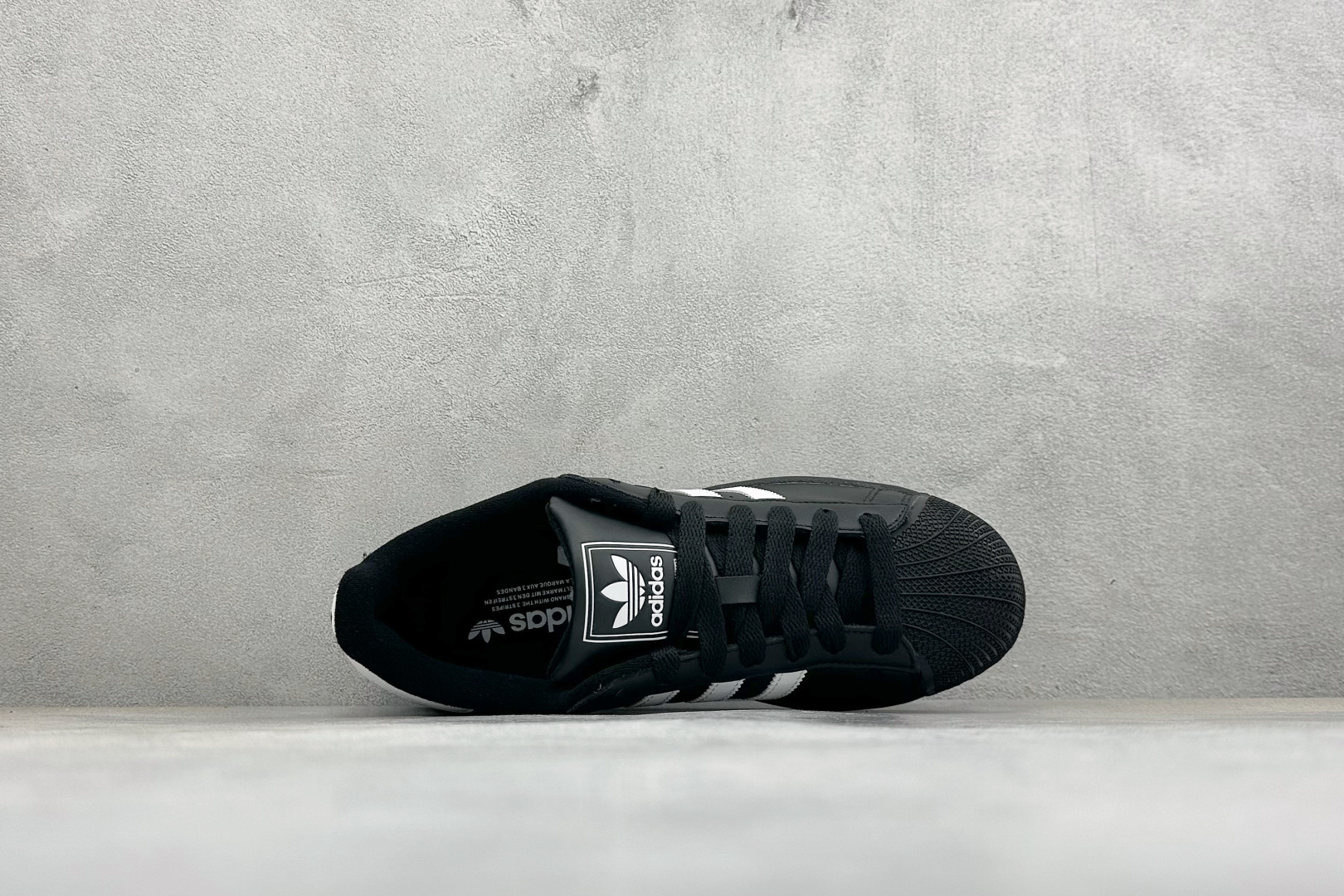 S2AD Originals Superstar 2 贝壳头黑白休闲板鞋 采用全新头层拼接皮革材质 后跟采用特色3D立体