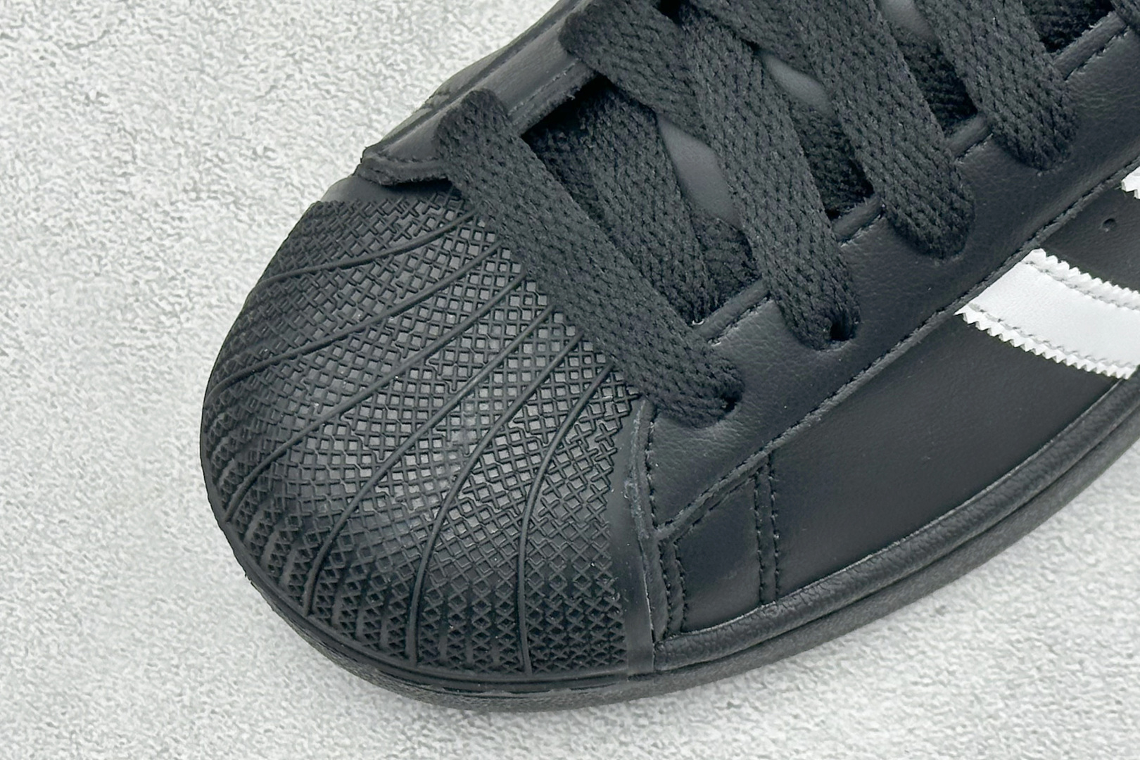 S2AD Originals Superstar 2 贝壳头黑白休闲板鞋 采用全新头层拼接皮革材质 后跟采用特色3D立体