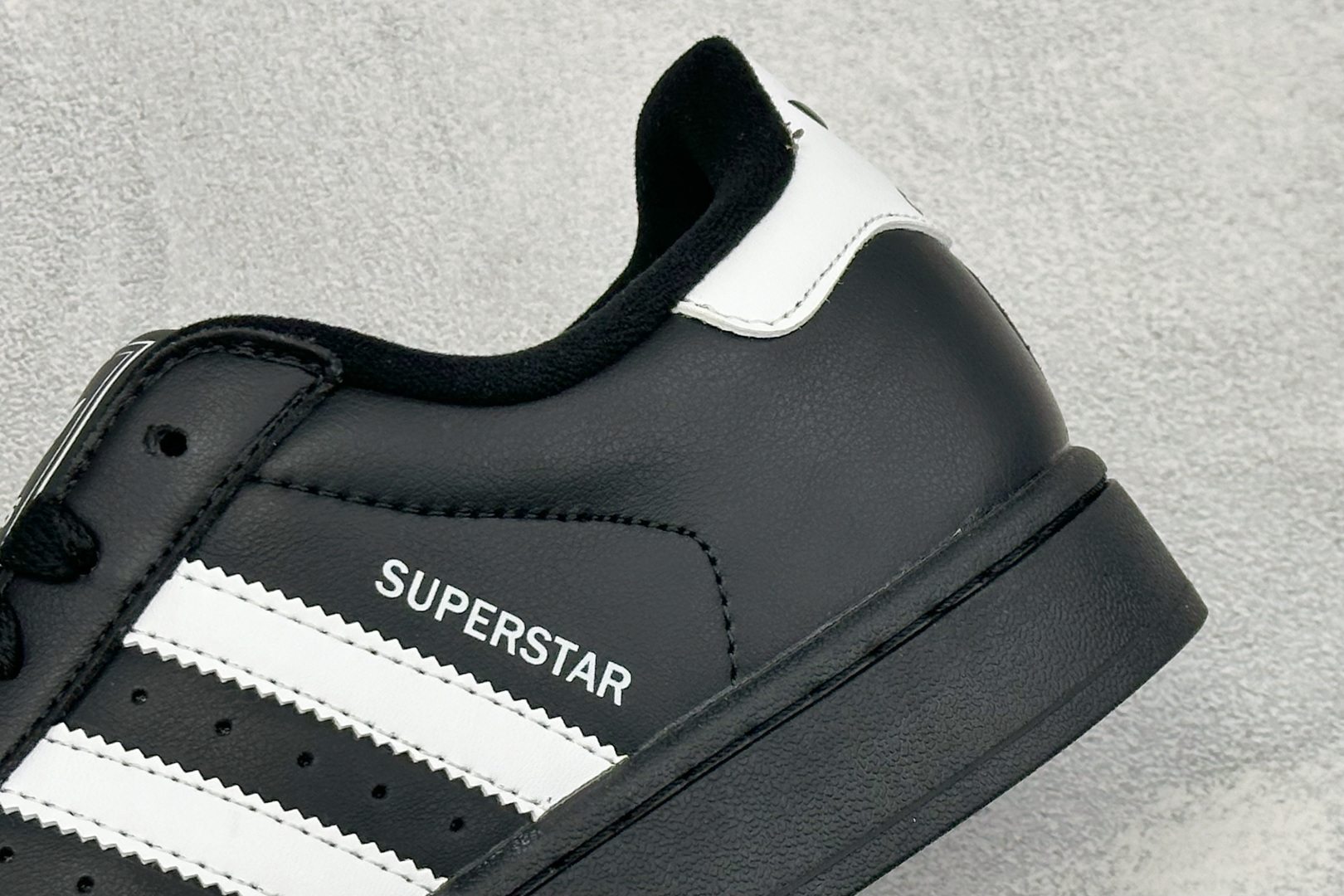 S2AD Originals Superstar 2 贝壳头黑白休闲板鞋 采用全新头层拼接皮革材质 后跟采用特色3D立体