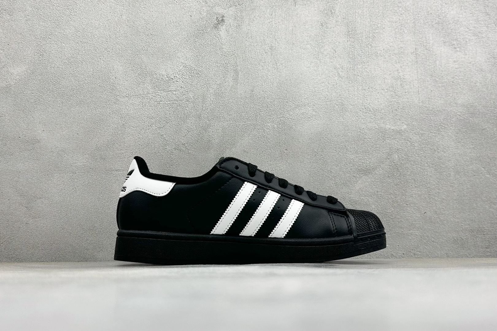 S2AD Originals Superstar 2 贝壳头黑白休闲板鞋 采用全新头层拼接皮革材质 后跟采用特色3D立体