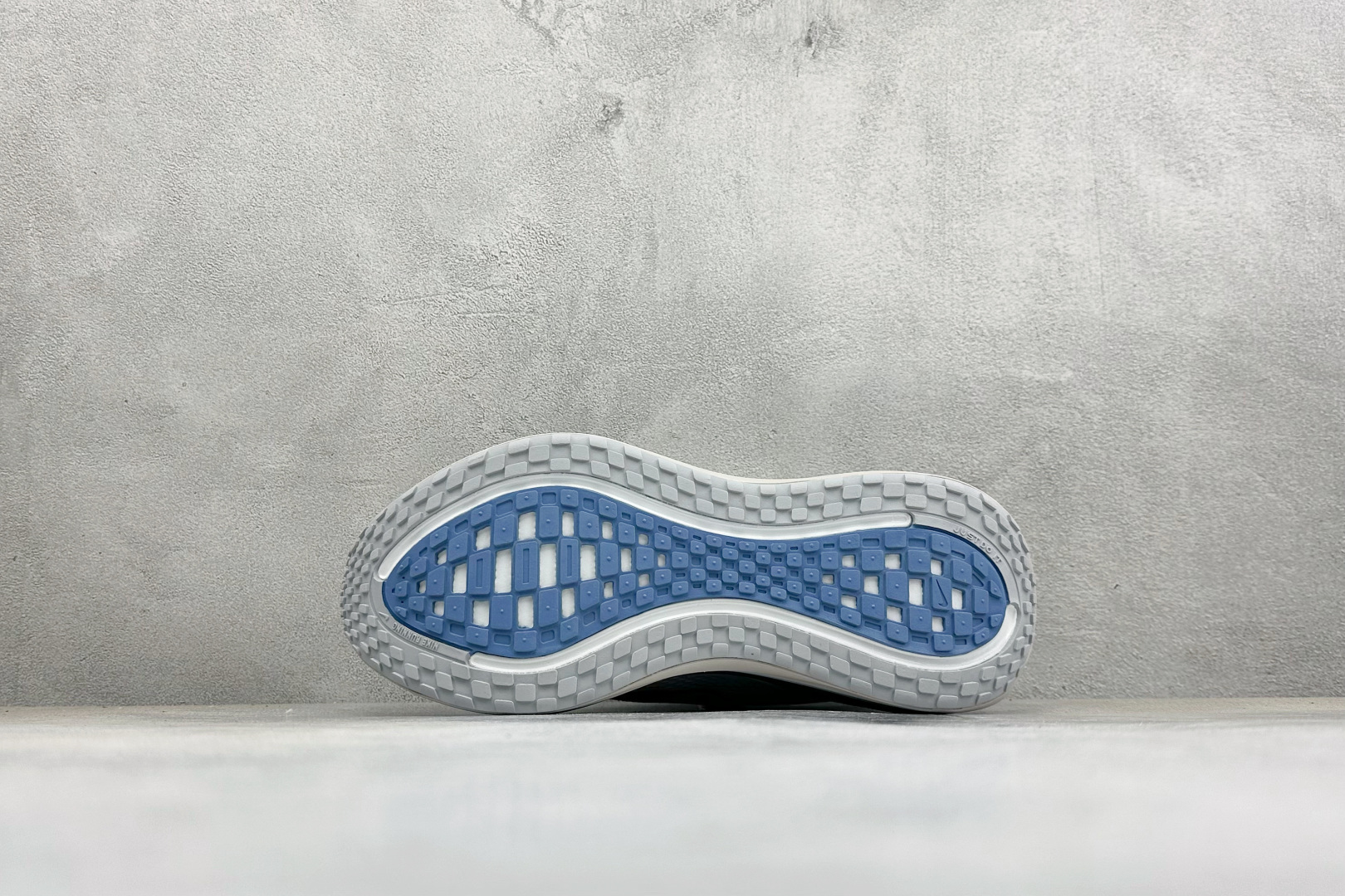 Nike Air Zoom Vomero Plus 登月网面厚底气垫跑鞋 货号：HV8150-111 尺码：39-46 