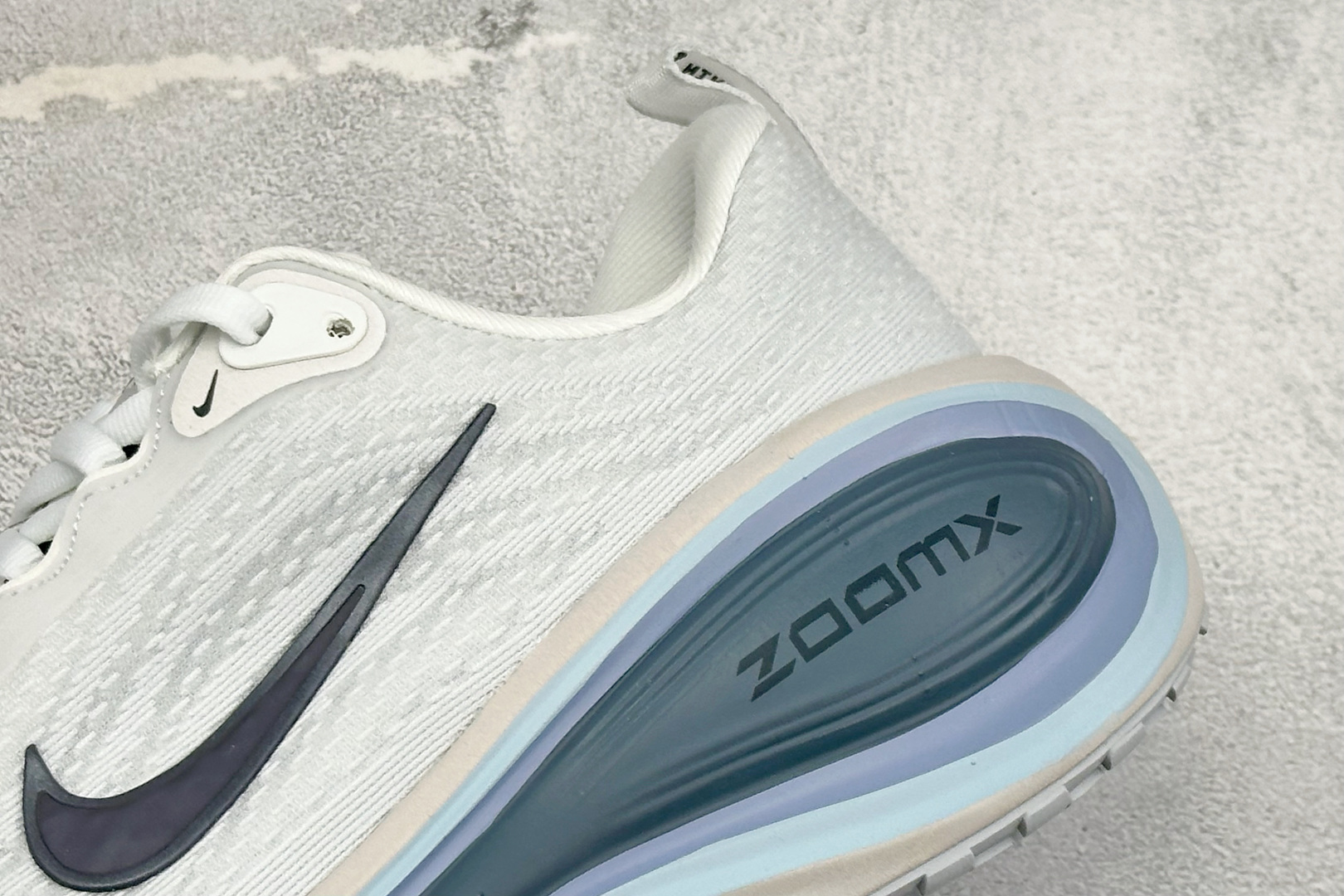 Nike Air Zoom Vomero Plus 登月网面厚底气垫跑鞋 货号：HV8150-111 尺码：39-46 