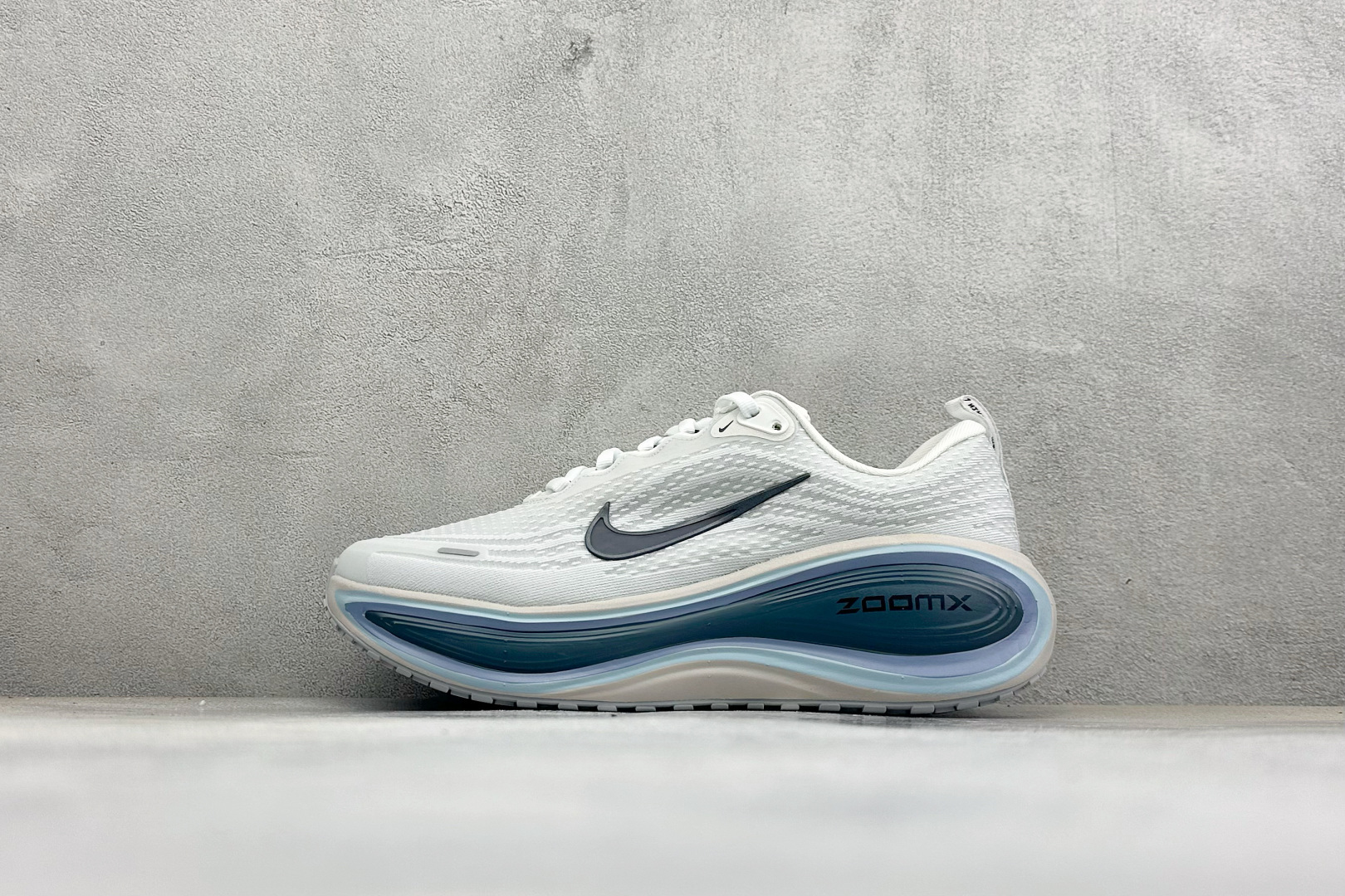Nike Air Zoom Vomero Plus 登月网面厚底气垫跑鞋 货号:HV8150-111 尺码:39-46 Nike Air Zoom Vomero Plus 登月网面厚底气垫跑鞋 货号:HV8150-111 尺码:39-46