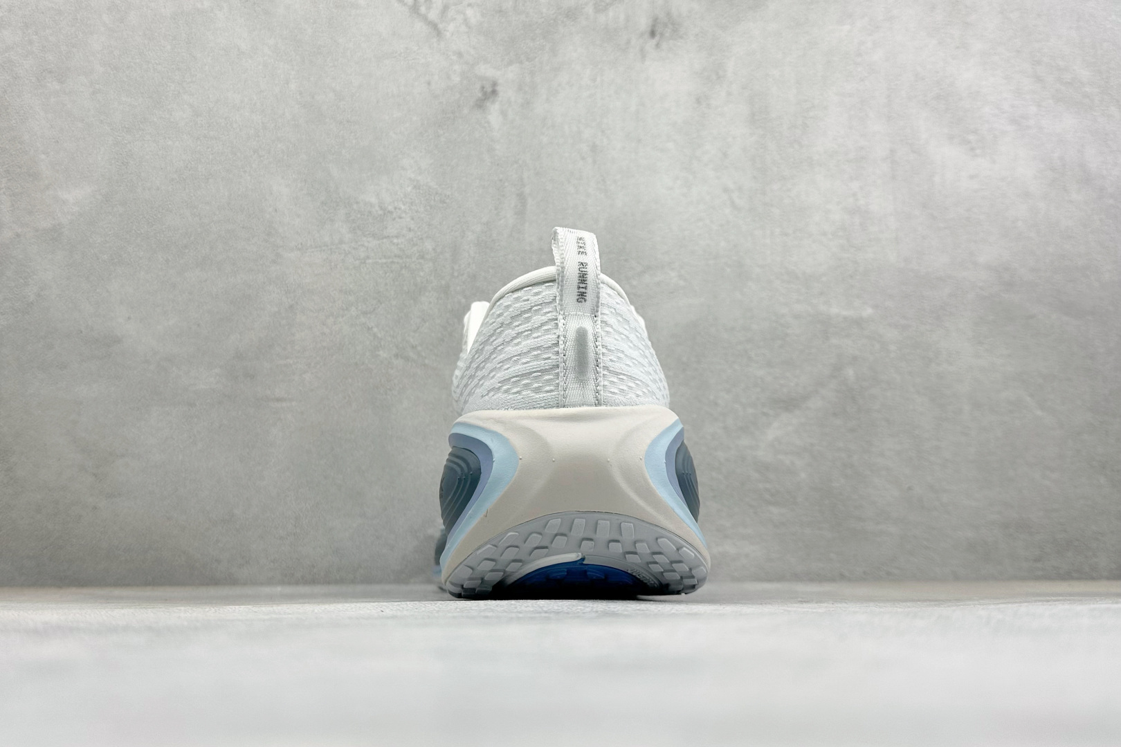 Nike Air Zoom Vomero Plus 登月网面厚底气垫跑鞋 货号：HV8150-111 尺码：39-46 