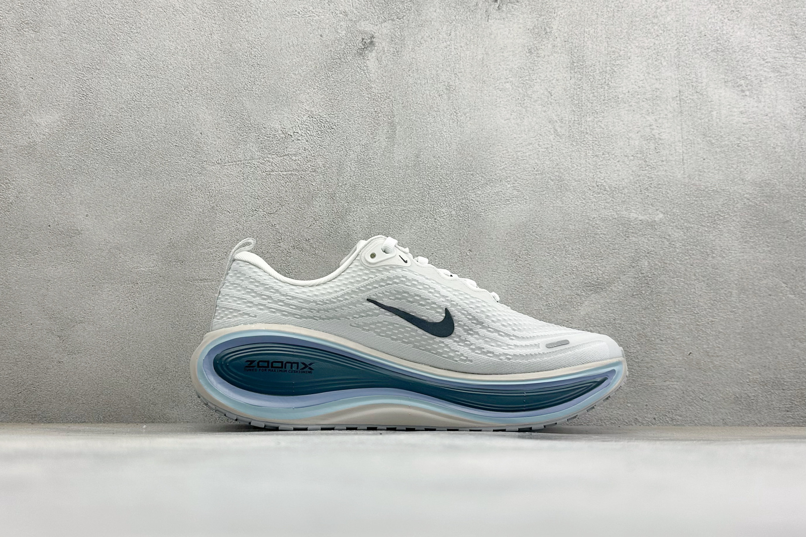 Nike Air Zoom Vomero Plus 登月网面厚底气垫跑鞋 货号：HV8150-111 尺码：39-46 