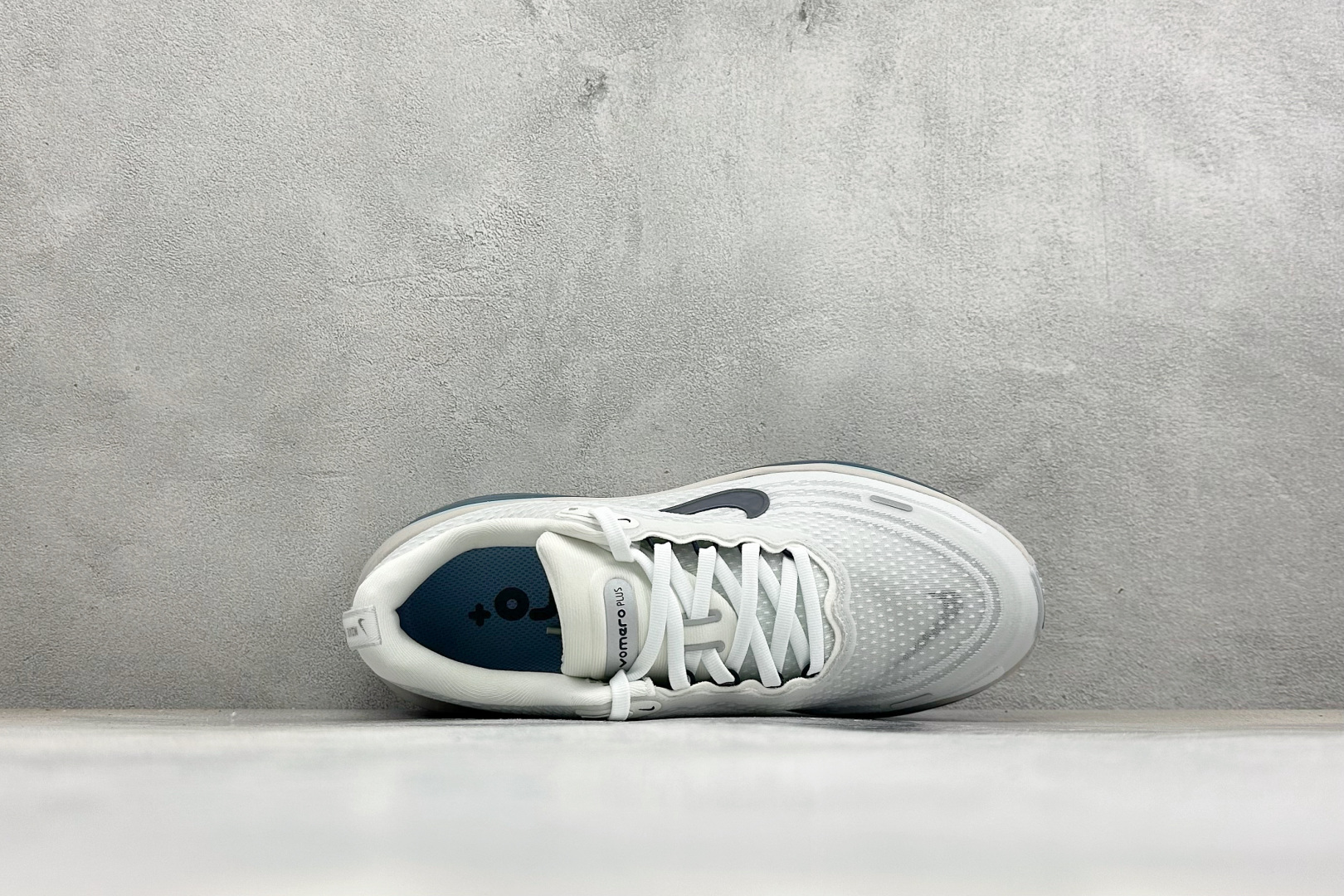 Nike Air Zoom Vomero Plus 登月网面厚底气垫跑鞋 货号：HV8150-111 尺码：39-46 