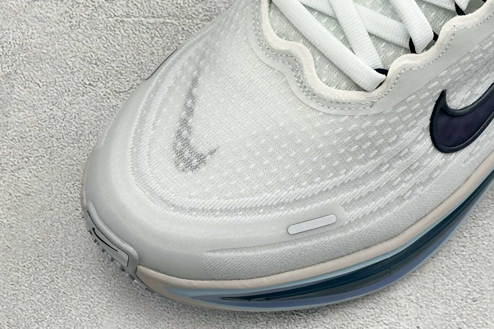 Nike Air Zoom Vomero Plus 登月网面厚底气垫跑鞋 货号：HV8150-111 尺码：39-46 