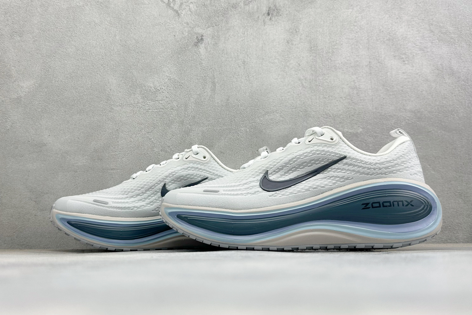 Nike Air Zoom Vomero Plus 登月网面厚底气垫跑鞋 货号：HV8150-111 尺码：39-46 