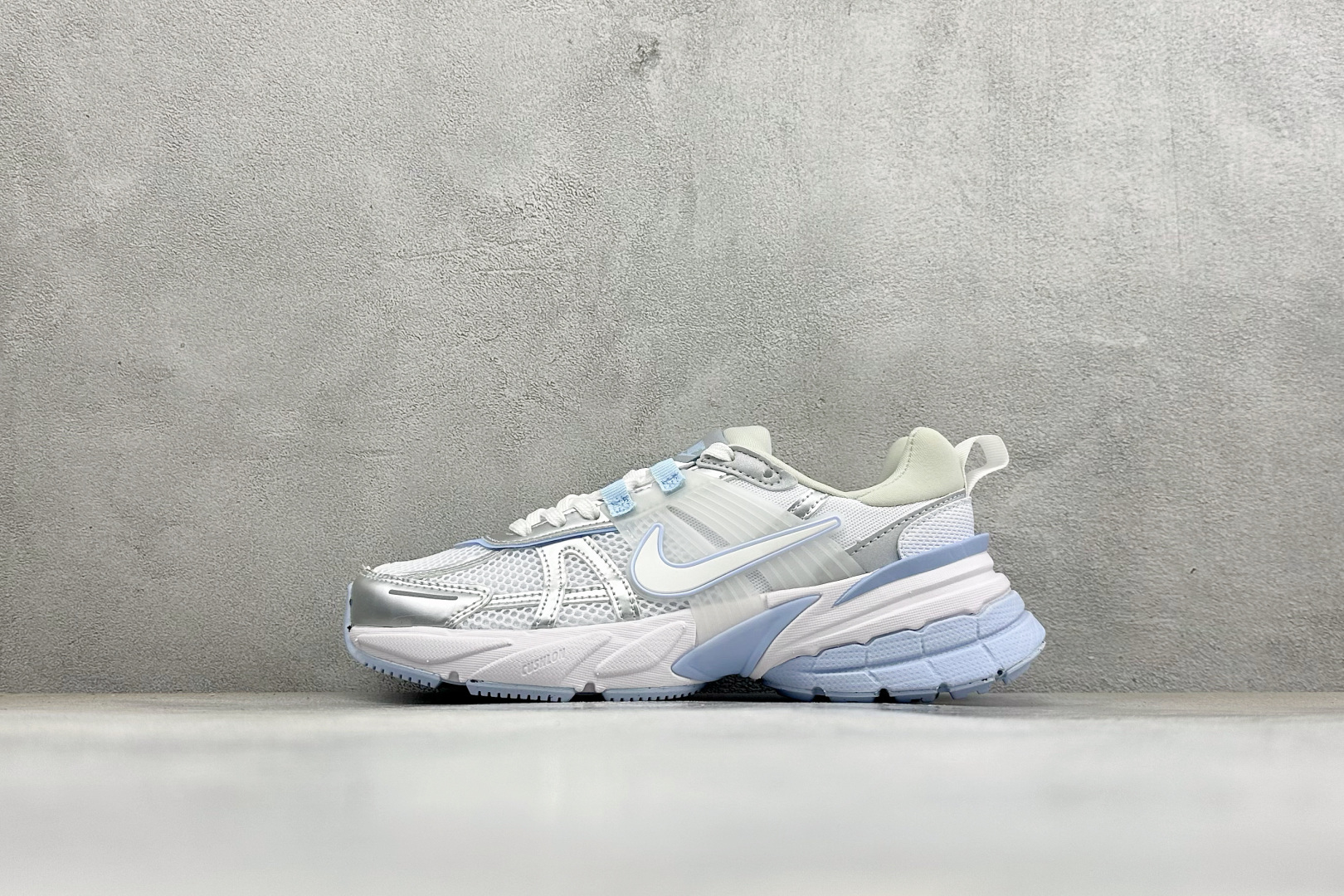 Nike V2K Run 减震防滑复古低帮跑步鞋 #鞋款被命名为 Runtekk 设计上借鉴了 2000 年的跑鞋风格 Nike V2K Run 减震防滑复古低帮跑步鞋 #鞋款被命名为 Runtekk 设计上借鉴了 2000 年的跑鞋风格