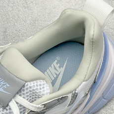 Nike V2K Run 减震防滑复古低帮跑步鞋 #鞋款被命名为 Runtekk 设计上借鉴了 2000 年的跑鞋风格 Nike V2K Run 减震防滑复古低帮跑步鞋 #鞋款被命名为 Runtekk 设计上借鉴了 2000 年的跑鞋风格