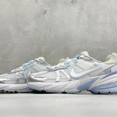 Nike V2K Run 减震防滑复古低帮跑步鞋 #鞋款被命名为 Runtekk 设计上借鉴了 2000 年的跑鞋风格 Nike V2K Run 减震防滑复古低帮跑步鞋 #鞋款被命名为 Runtekk 设计上借鉴了 2000 年的跑鞋风格