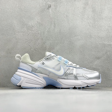 Nike V2K Run 减震防滑复古低帮跑步鞋 #鞋款被命名为 Runtekk 设计上借鉴了 2000 年的跑鞋风格 Nike V2K Run 减震防滑复古低帮跑步鞋 #鞋款被命名为 Runtekk 设计上借鉴了 2000 年的跑鞋风格