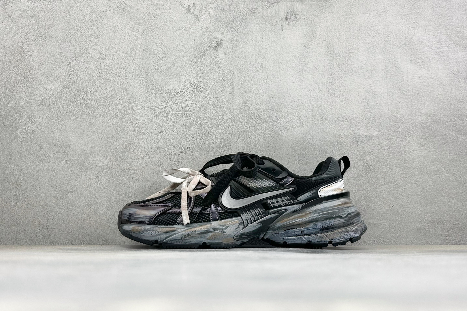 Nike V2K Run 减震防滑复古低帮跑步鞋 #鞋款被命名为 Runtekk 设计上借鉴了 2000 年的跑鞋风格 Nike V2K Run 减震防滑复古低帮跑步鞋 #鞋款被命名为 Runtekk 设计上借鉴了 2000 年的跑鞋风格
