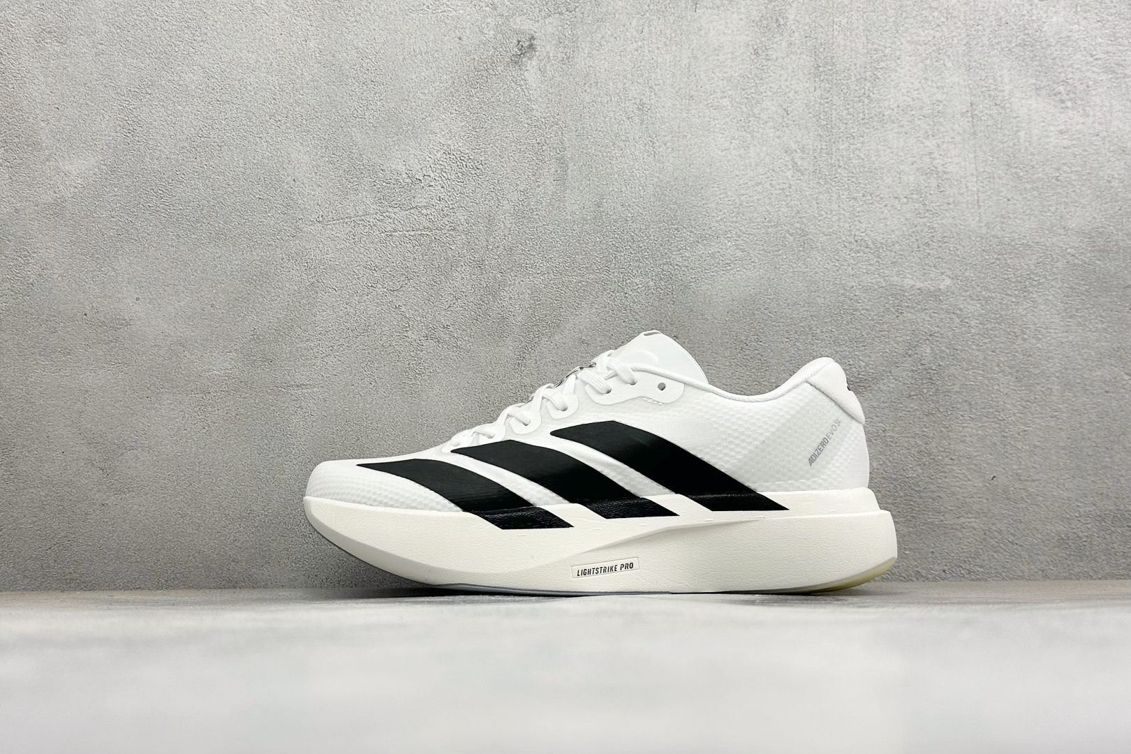 BF版Adidas Adizero Evo SL 阿迪超轻透气缓震跑鞋 整体外观造型与adiZero Adios Pro BF版Adidas Adizero Evo SL 阿迪超轻透气缓震跑鞋 整体外观造型与adiZero Adios Pro