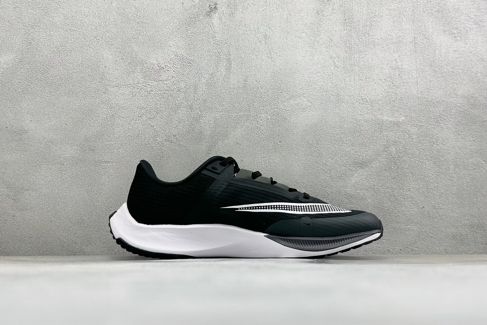 福利特价 NIKE AIR Zoom RIVAL Fly 3 超轻跑步鞋 织物减震轻盈跑步鞋 该鞋款专为训练和竞速而生 