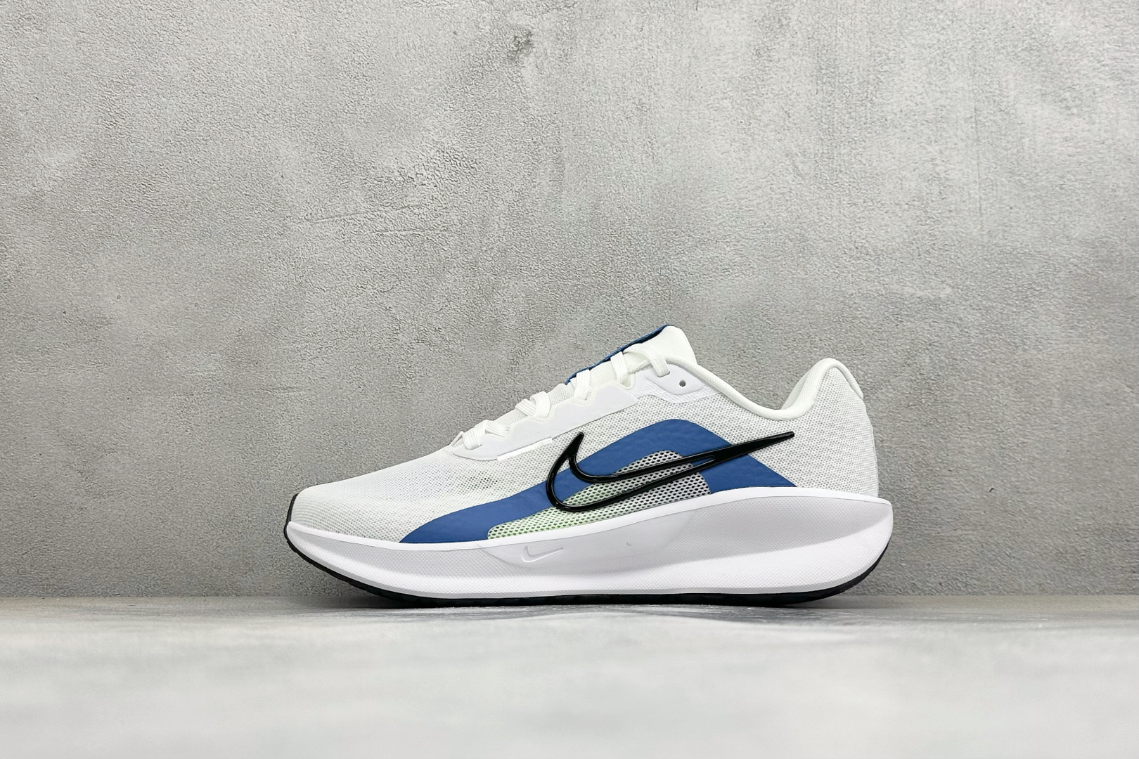 福利特价 NIKE DOWNSHIFTER 13 登月缓震网面轻便透气跑步鞋 货号：FD6454-103 尺码：36-4